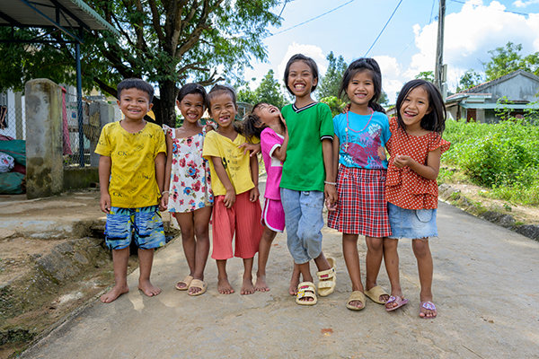 _JPP2114-blog children hanging out